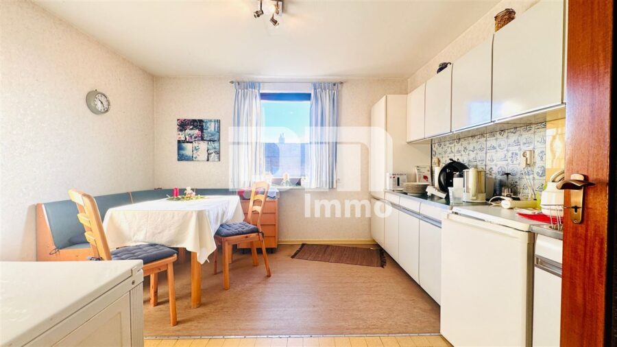 Ein-bis Zweifamilienhaus mit Anbauten auf 1.250 m² Traumgrundstück mit Panoramablick - Bestand EG Küche / EBK / Holzofen